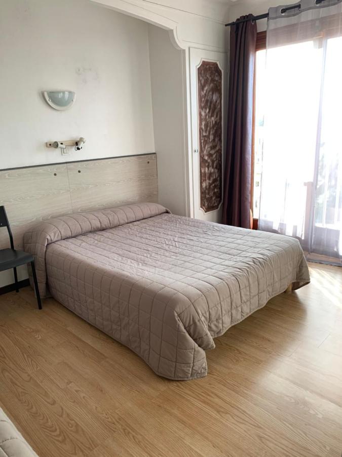 Hotel Le Canetois Esterno foto